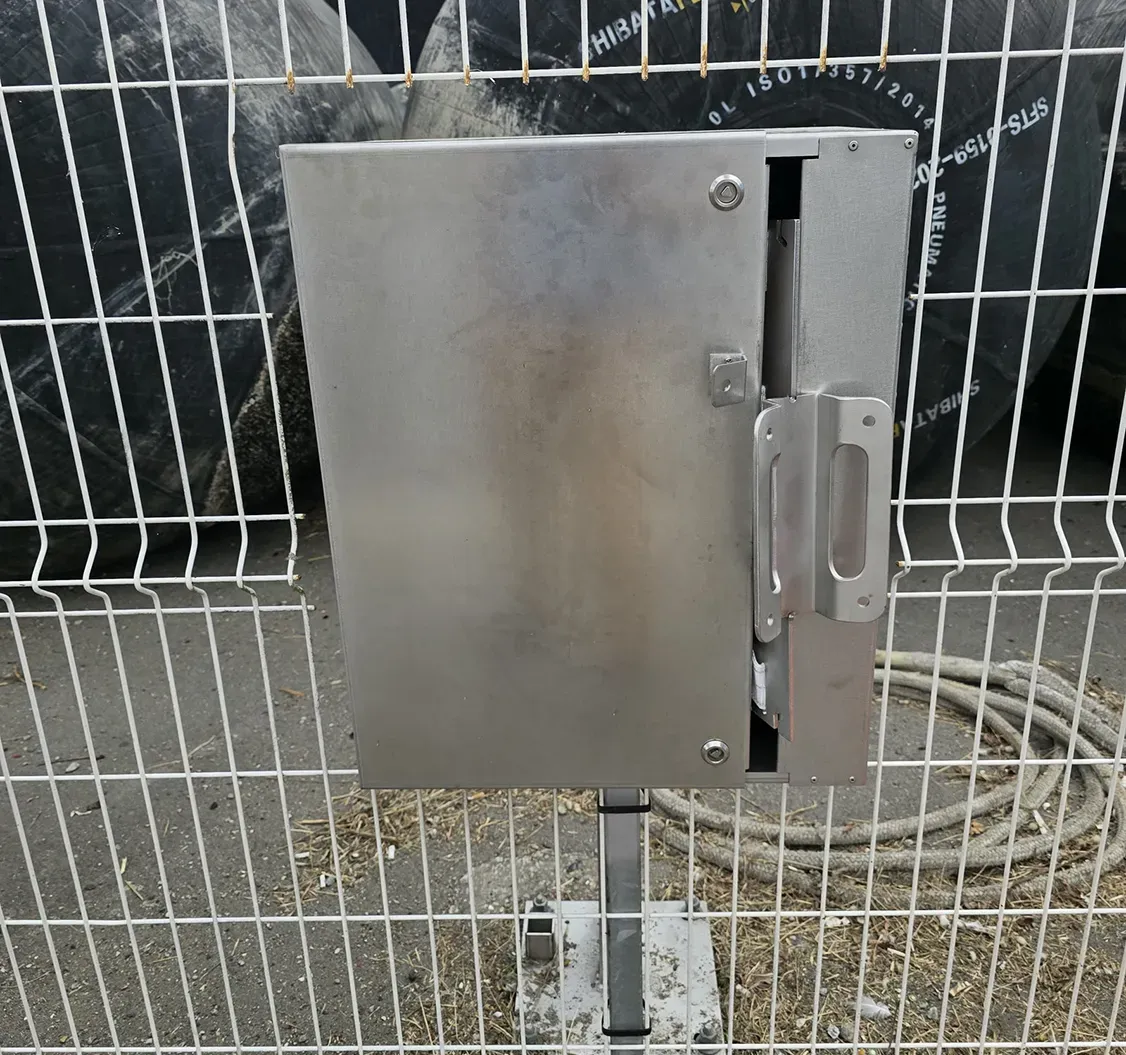 Boîte de barrière en acier inoxydable installée sur un quai portuaire