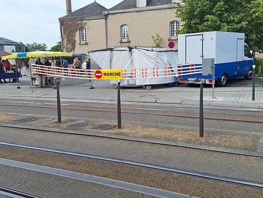 Boîte de rangement semi-automatique ouverte montrant les sangles enroulées