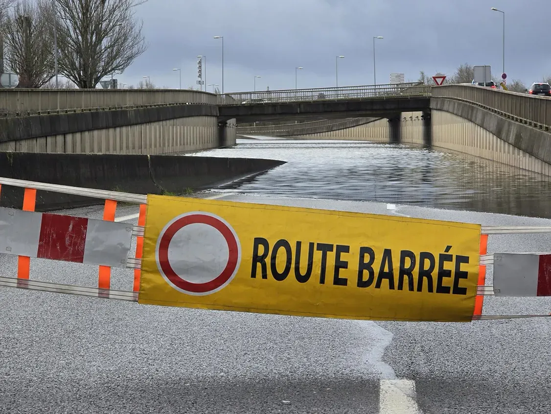 Bannière ROUTE BARRÉE devant une voie inondée à Angers