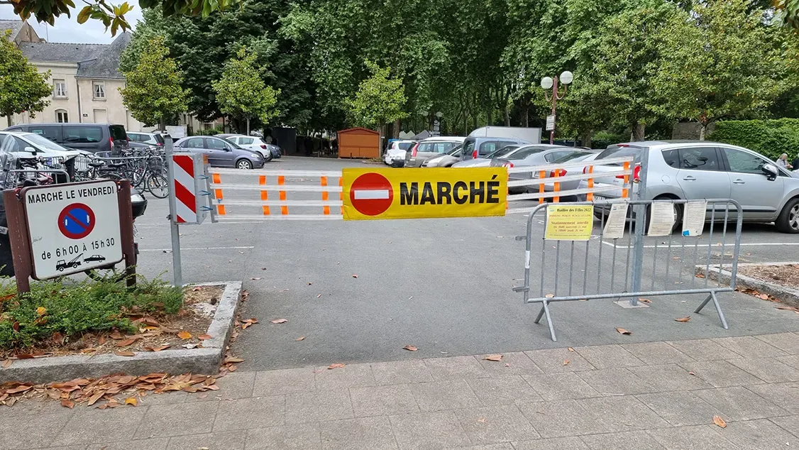 Barrière textile MARCHÉ fermant une rue de marché